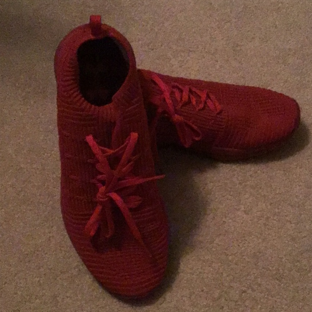 Under Armour 6y red boys shoes